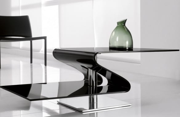design-table-basse-noire-forme-s-verre-métal