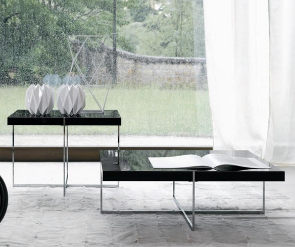 deux tables basses modernes noires en plastique et métal