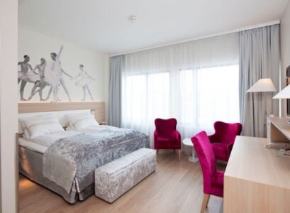 déco-chambre-adulte-poster-mural-ballerines-fauteuils-magenta