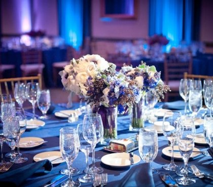 déco de mariage -nappe-serviettes-bleues-centre-table-fleurs-blanc-bleu
