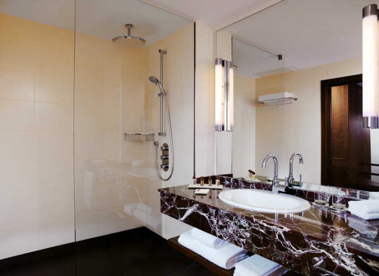 douche-italienne-cabine-douche-lavabo-comptoir-marbre