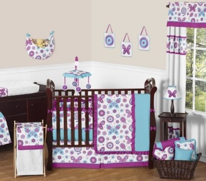 déco-chambre-bébé-papillons-thème-couleur-violette