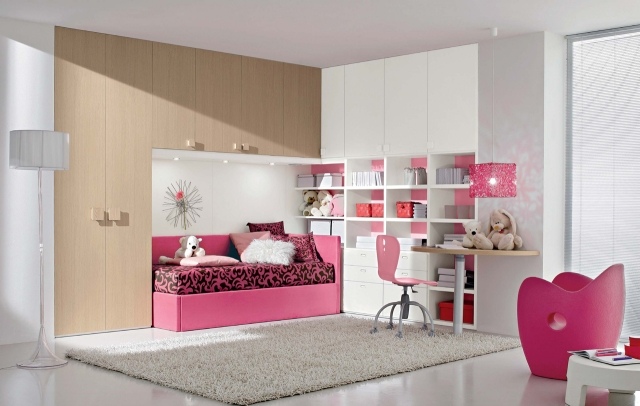 déco-chambre-fille-idée-originale-accents-roses-chaise-armoires