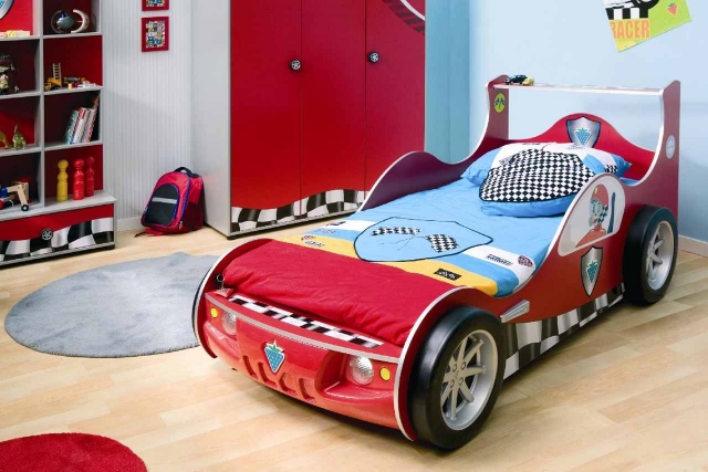 déco-chambre-garçon-idée-originale-voiture-lit-garde-robe