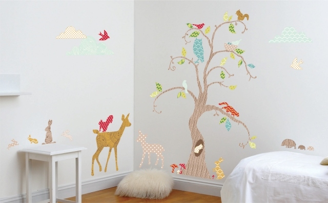 déco-chambre-petite-fille-stickers-muraux-originaux-arbre-animaux