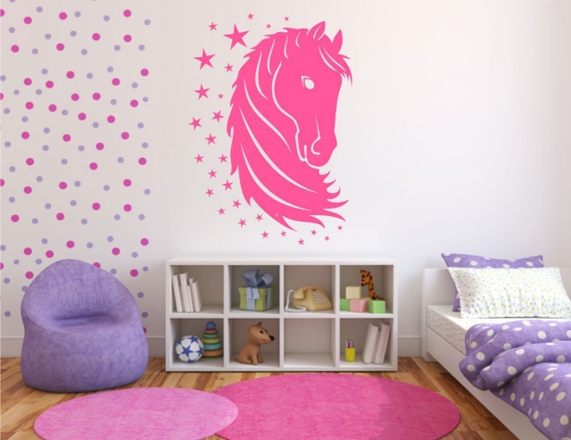 déco-chambre-petite-fille-stickers-muraux-originaux-cheval-rose-étoiles