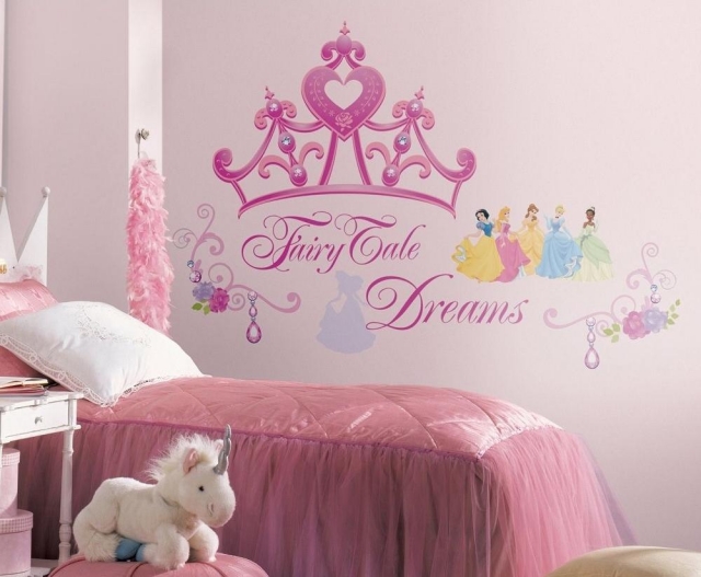 déco-chambre-petite-fille-stickers-muraux-originaux-citations