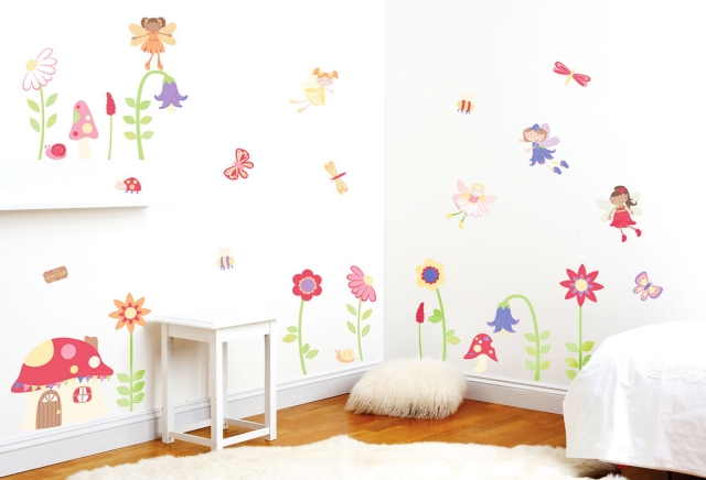 déco-chambre-petite-fille-stickers-muraux-originaux-fleurs-fées