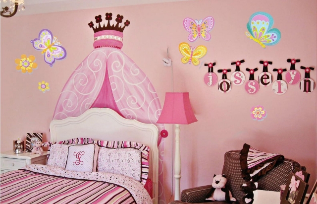 déco-chambre-petite-fille-stickers-muraux-originaux-murs-roses-papillons