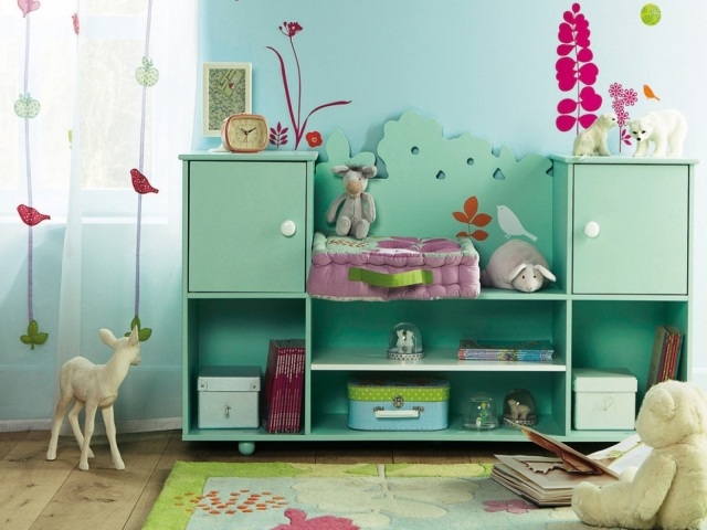 déco-chambre-petite-fille-stickers-muraux-originaux-murs-verts-fleurs