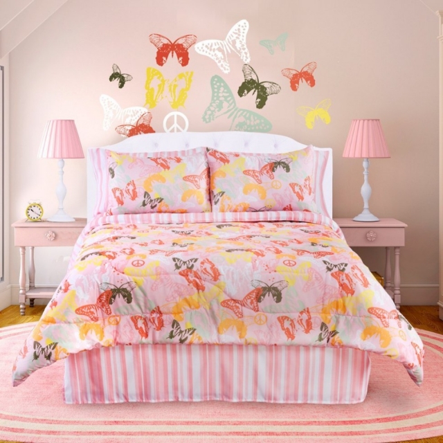 déco-chambre-petite-fille-stickers-muraux-originaux-papillons-mur-rose