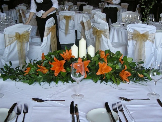 déco-de-mariage-fleurs-bougies-ruban-chaises