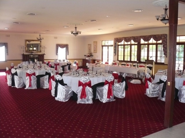 déco-de-mariage-rubans-chaises-table-blanche