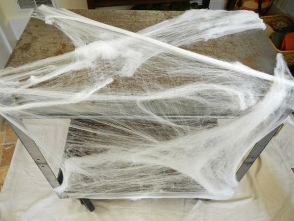 décoration-Halloween-table-idées-uniques-designers-tissu-effet-toile-araignée