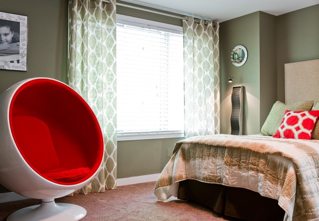 fauteuil-egg-intemporel-design-moderne-blanc-plastique-rembourré-rouge-chambre-coucher