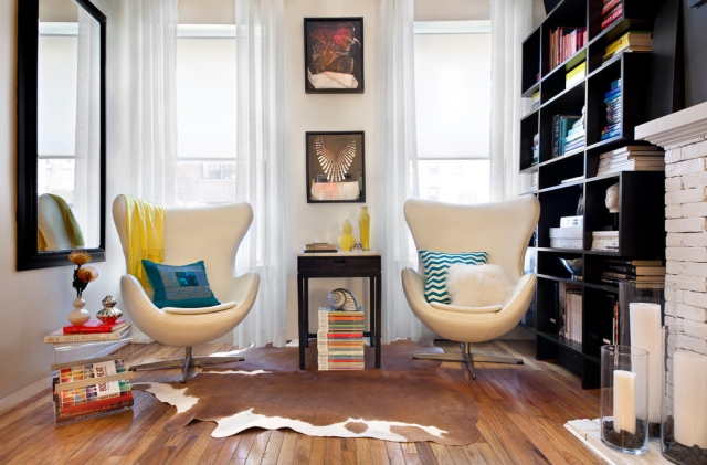 fauteuil-egg-intemporel-design-moderne-fauteuils-blancs-coussins-motifs-bleus