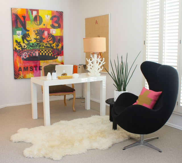 fauteuil-egg-intemporel-design-moderne-noir-coussin-accent-tapis-poil-long