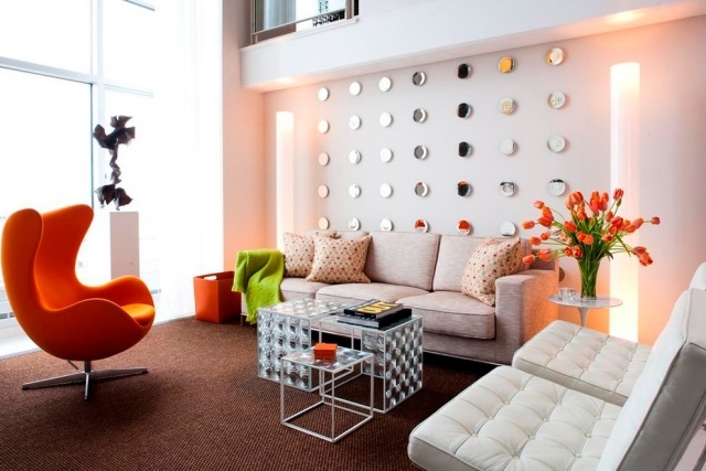 fauteuil-egg-intemporel-design-moderne-orange-canapés-blancs