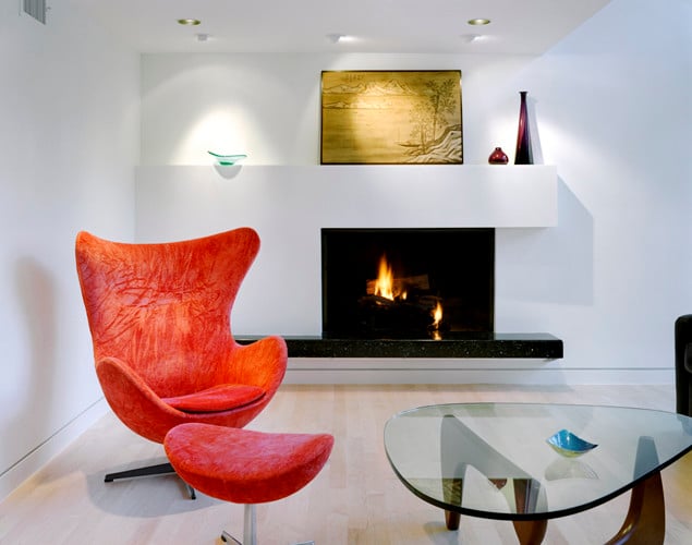 fauteuil-egg-intemporel-design-moderne-orange-repose-pieds-cheminée