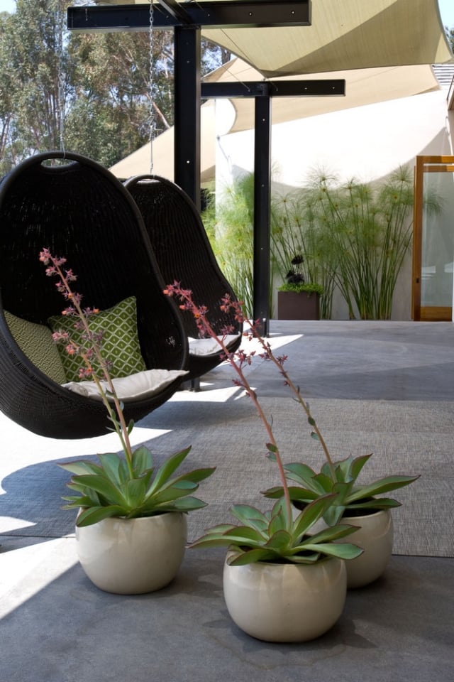 fauteuil-egg-intemporel-design-moderne-rotin-noirs-coussins-extérieur