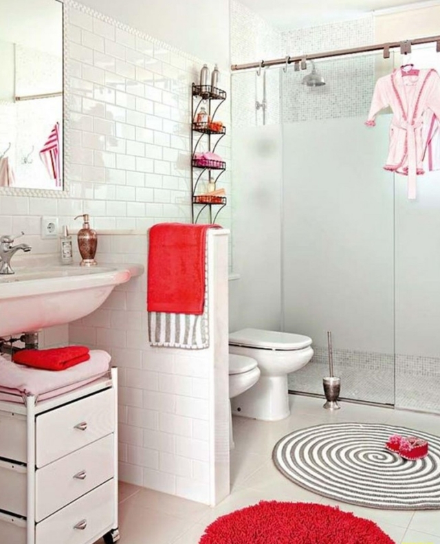 idées de déco salle de bain blanche-textile-rouge
