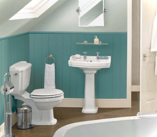 idées de déco salle de bain lambris-bois-peint-turquoise