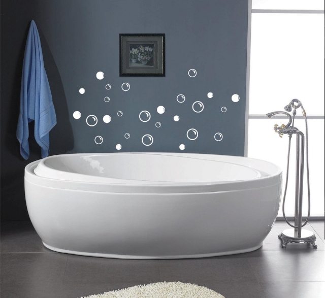 idée-décoration-murale-bulles-salle-bain-grise