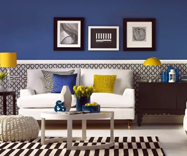 idée-originale aménagement de salon canapé-blanc-mur-bleu