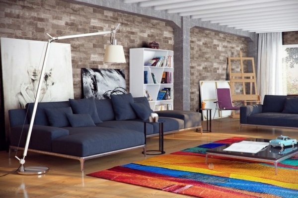 idée-originale-aménagement-de-salon-canapé-bleu-foncée-tapis-couleurs-vives