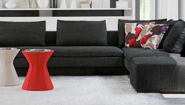 idée-originale-canapé-d'angle-couleur-noire-table-rouge