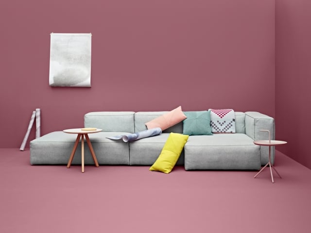 idée-originale-canapé-d'angle-decor-rose-blanc-coussins-table-basse