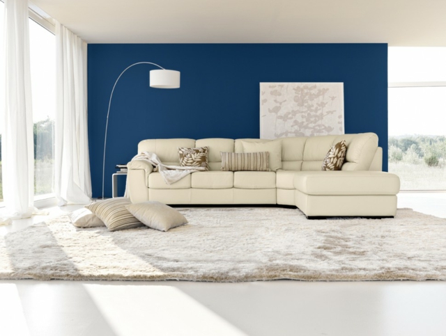 idée-originale-canapé-design-blanc-mur-bleu