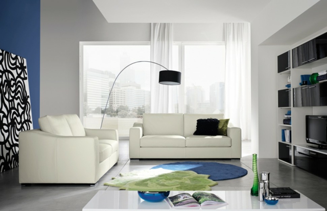 idée-originale-canapé-design-couleur-blanche-tapis-bleu