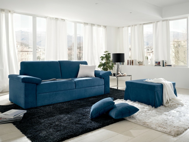 idée-originale-canapé-design-couleur-bleue-coussin-tabouret