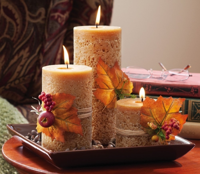 idée-originale-décoration-de-table-automnale-bougies-feuilles-pommes