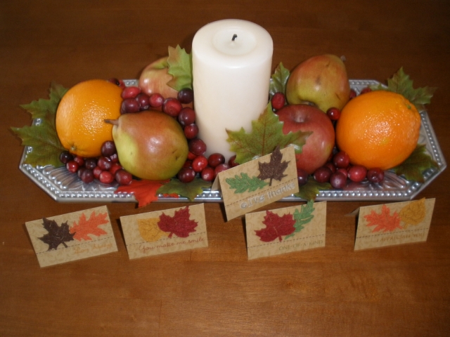 idée-originale-décoration-de-table-automnale-bougies-pommes-feuilles-cartes-décoratives