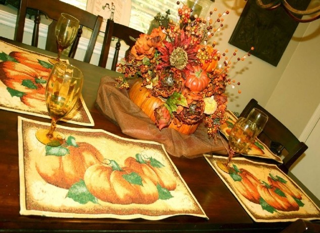 idée-originale-décoration-de-table-automnale-citrouilles-oranges