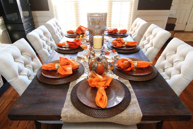 idée-originale décoration de table automnale-serviettes-oranges-bougies