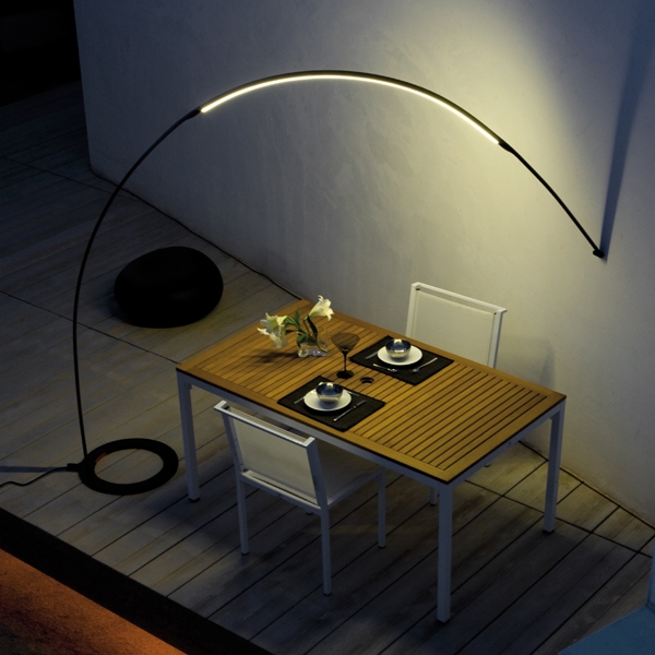 idée-originale-lampe-design-salon-forme-fil-métallique