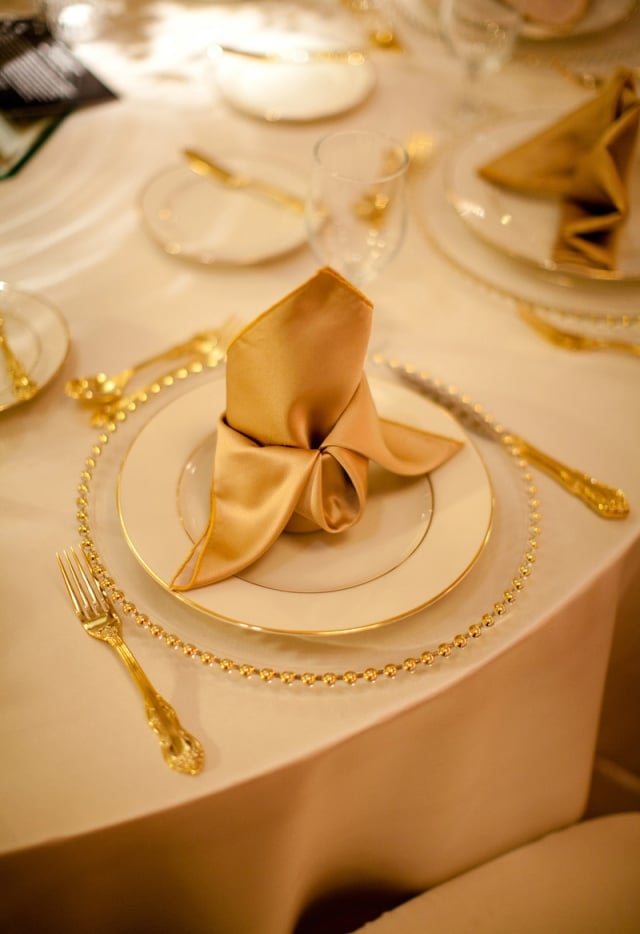 idée-pliage-serviette-mariage-beige-or-dîner