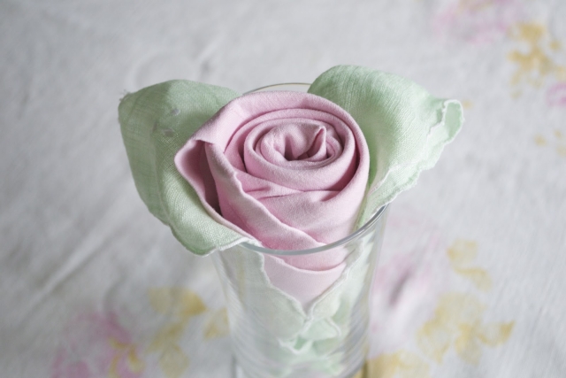 idée-pliage-serviettes-couleurs-pastel-forme-rose