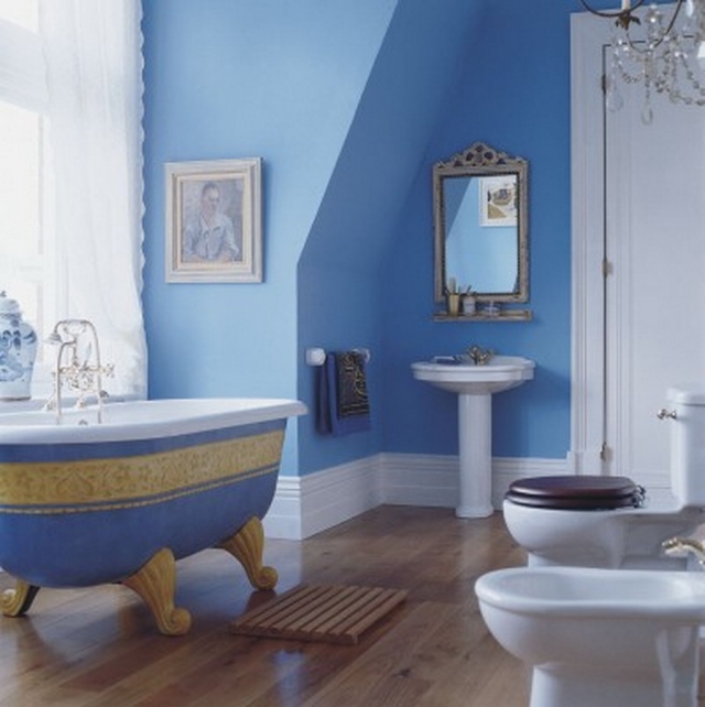 idées-couleur-salle-bain-bleu-blanc-jane-baignoire-pieds
