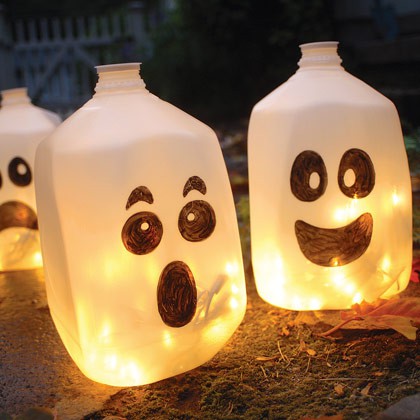 idées-décoration-Halloween-affreuse-bouteilles-lait-fantômes-lanternes idées de décoration Halloween