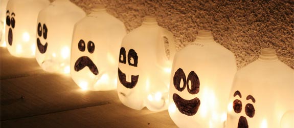 idées-décoration-Halloween-affreuse-lanternes-bouteilles-lait