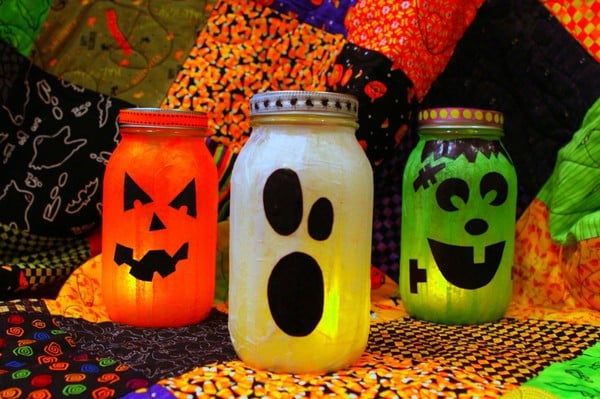 idées-décoration-Halloween-affreuse-pots-confiture-colorés idées de décoration Halloween