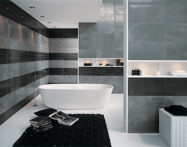 idées-originales-carrelage-de-salle-de-bain-noir-gris-baignoire-posé
