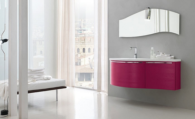 idées-originales-photos-de-salle-de-bain-armoire-rose-miroir