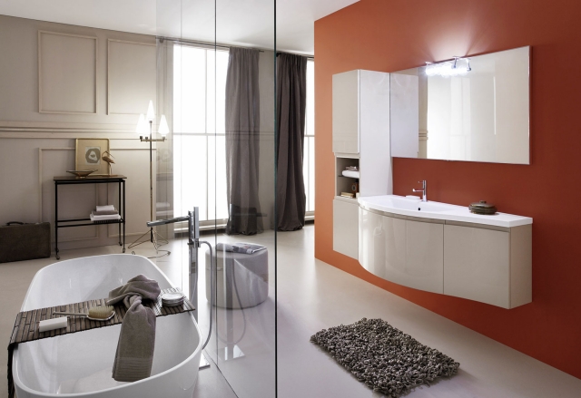 idées-originales-photos-de-salle-de-bain-blanc-orange-armoires