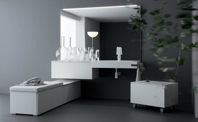 idées-originales-photos-de-salle-de-bain-couleur-blanche-grand-miroir