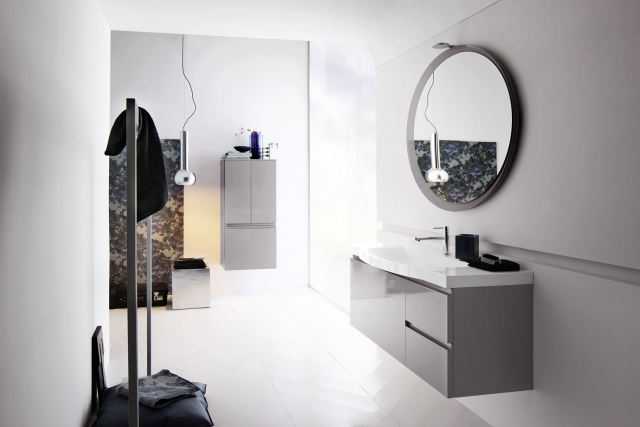 idées-originales-photos-de-salle-de-bain-miroir-ovale-armoire-accorché